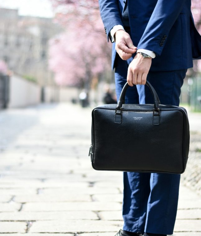 Homme en costume avec un sac ordinateur 